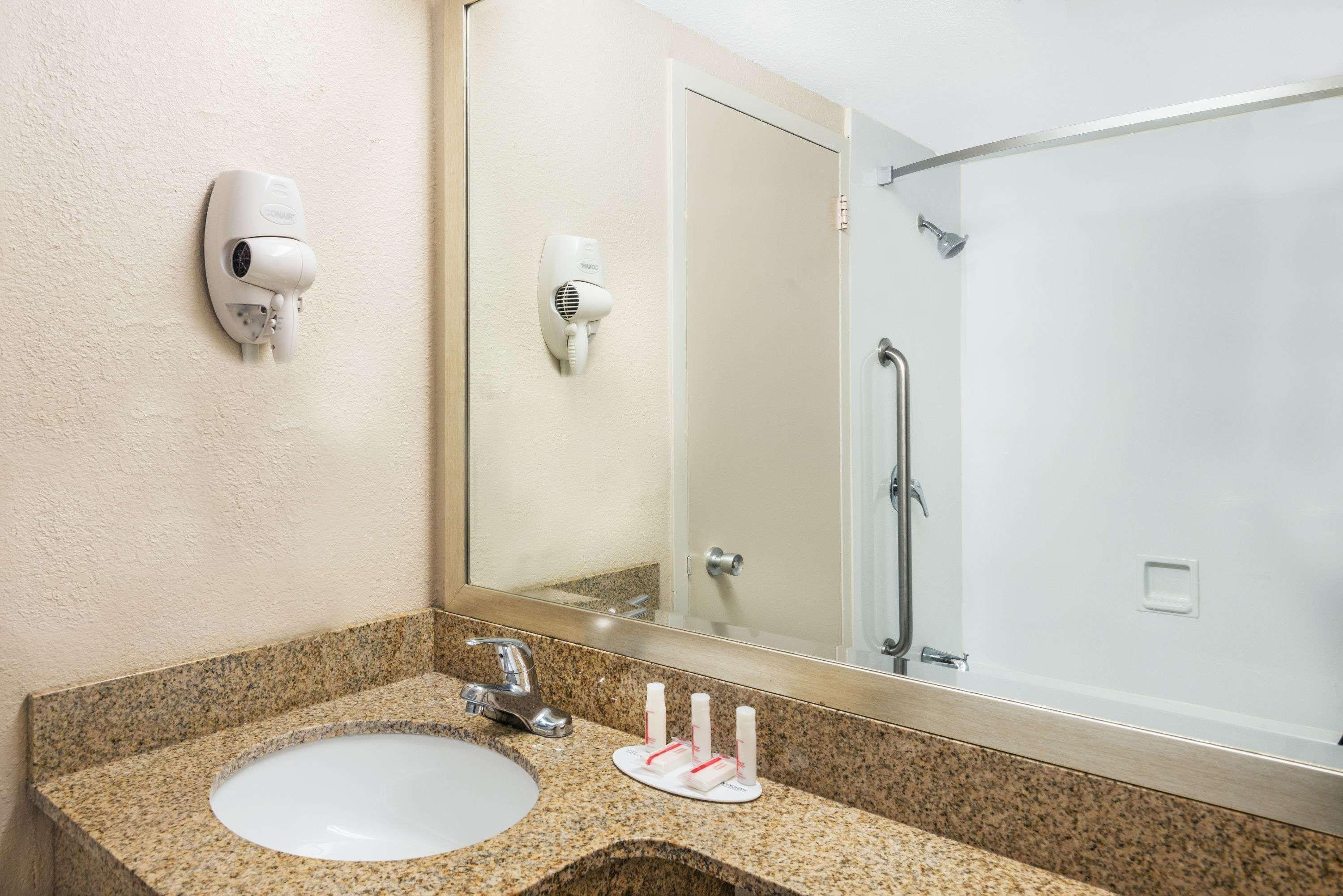 Howard Johnson By Wyndham Bangor Bagian luar foto