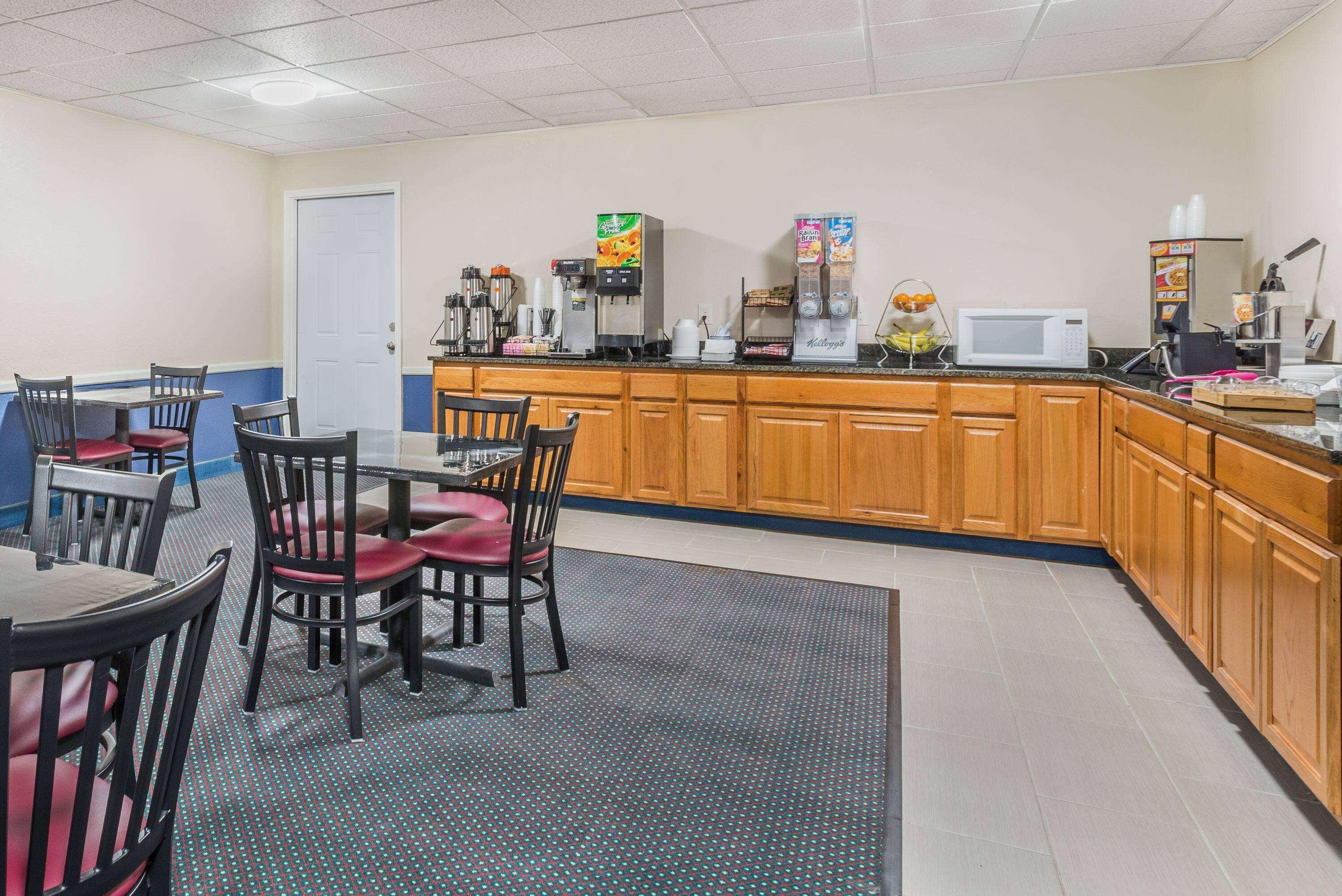 Howard Johnson By Wyndham Bangor Bagian luar foto