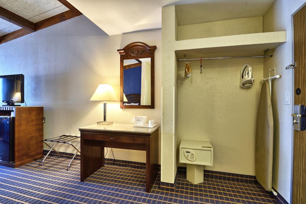 Howard Johnson By Wyndham Bangor Bagian luar foto