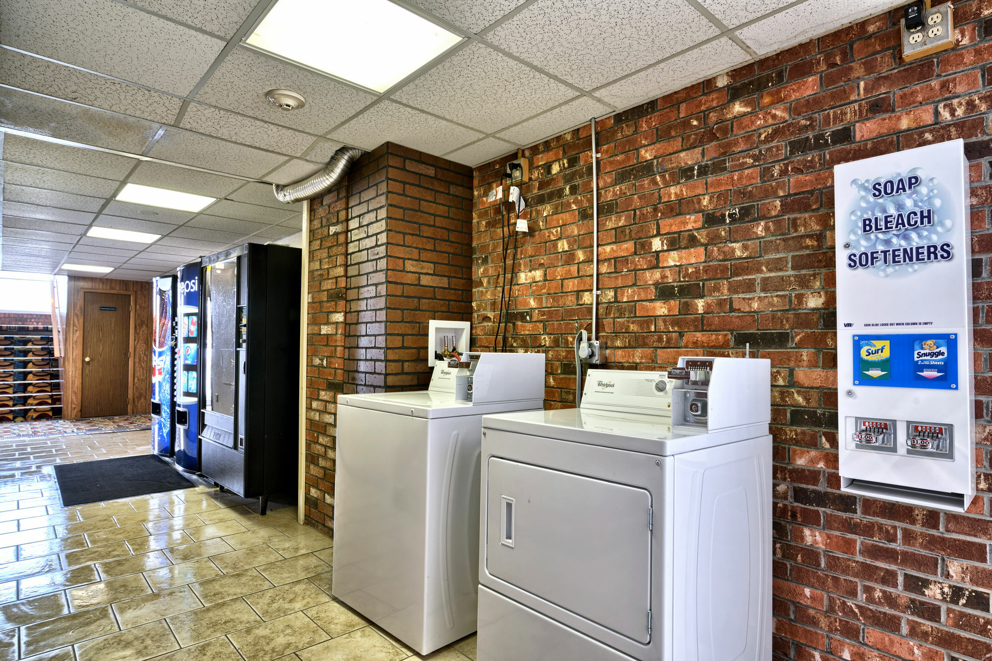 Howard Johnson By Wyndham Bangor Bagian luar foto